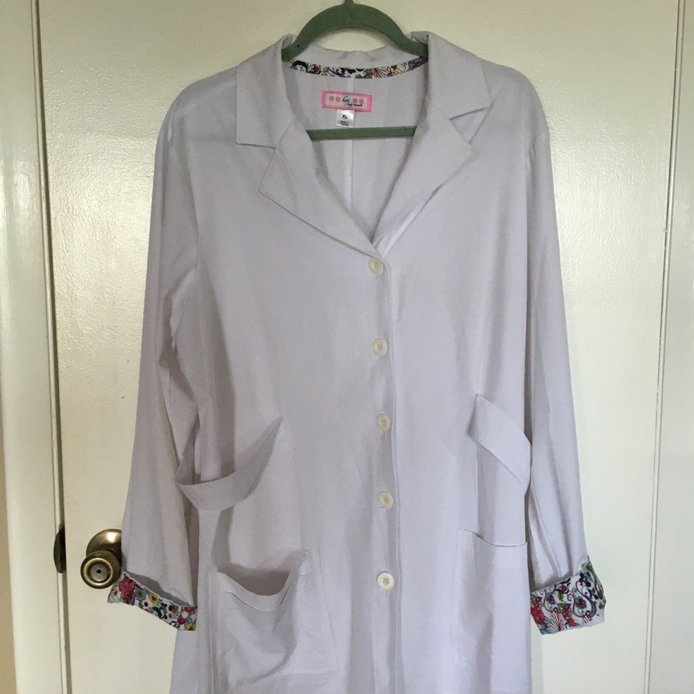 koi White Button-Front Lab Coat Floral Cuff Trim Pockets Healthcare Nurse XL